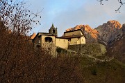 92 Dal basso vista su Santa Maria sopra Olcio con Grignetta da sfondo